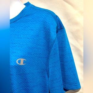 Champion Performance Medium shortsleeved shirt. Med blue breathable, mesh airy
